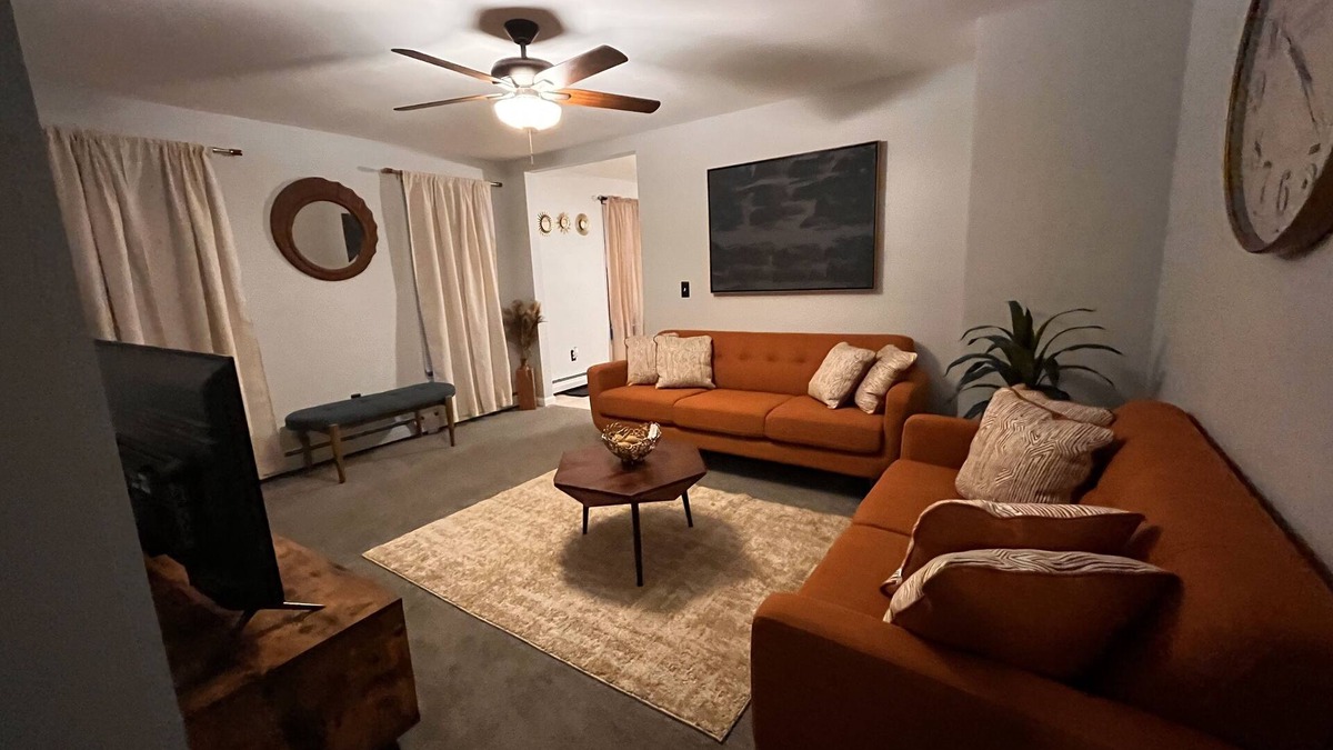 Silver Lane House | Beautiful cozy2 bedrooms located in a safe community just minutes from downtown.