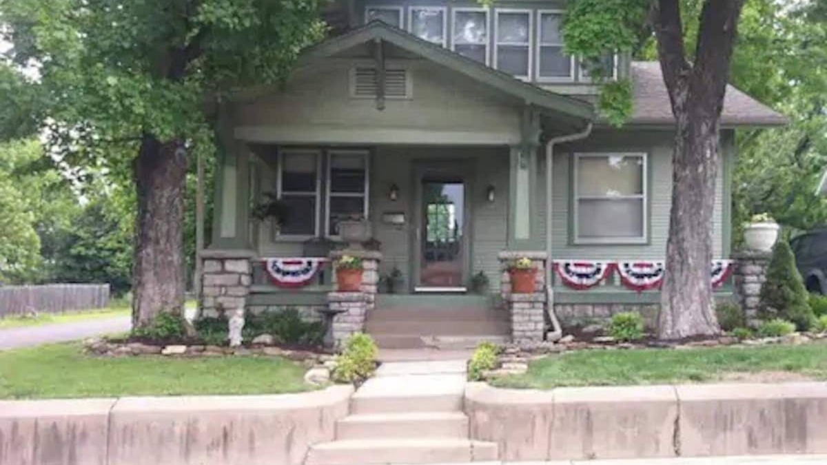 Springfield House | Beautiful Craftsman home near C-Street for you and your pets!
