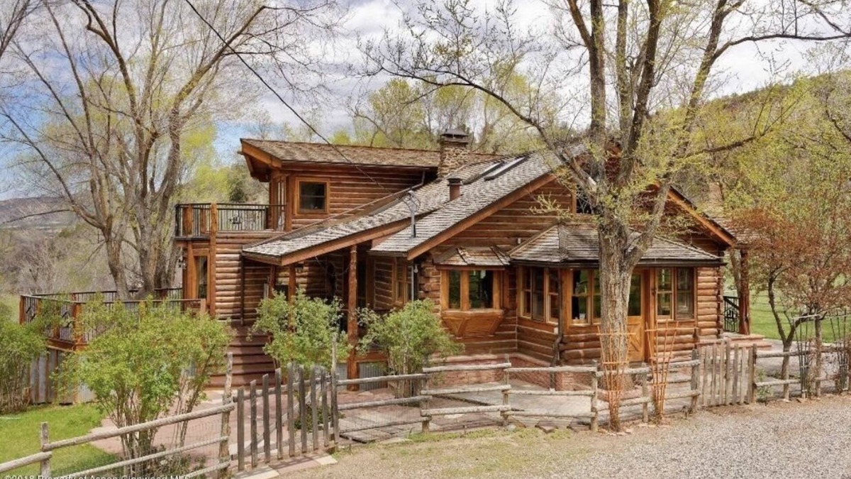 New Castle House | Beautiful creek side log home, lots of open space but only minutes to town.