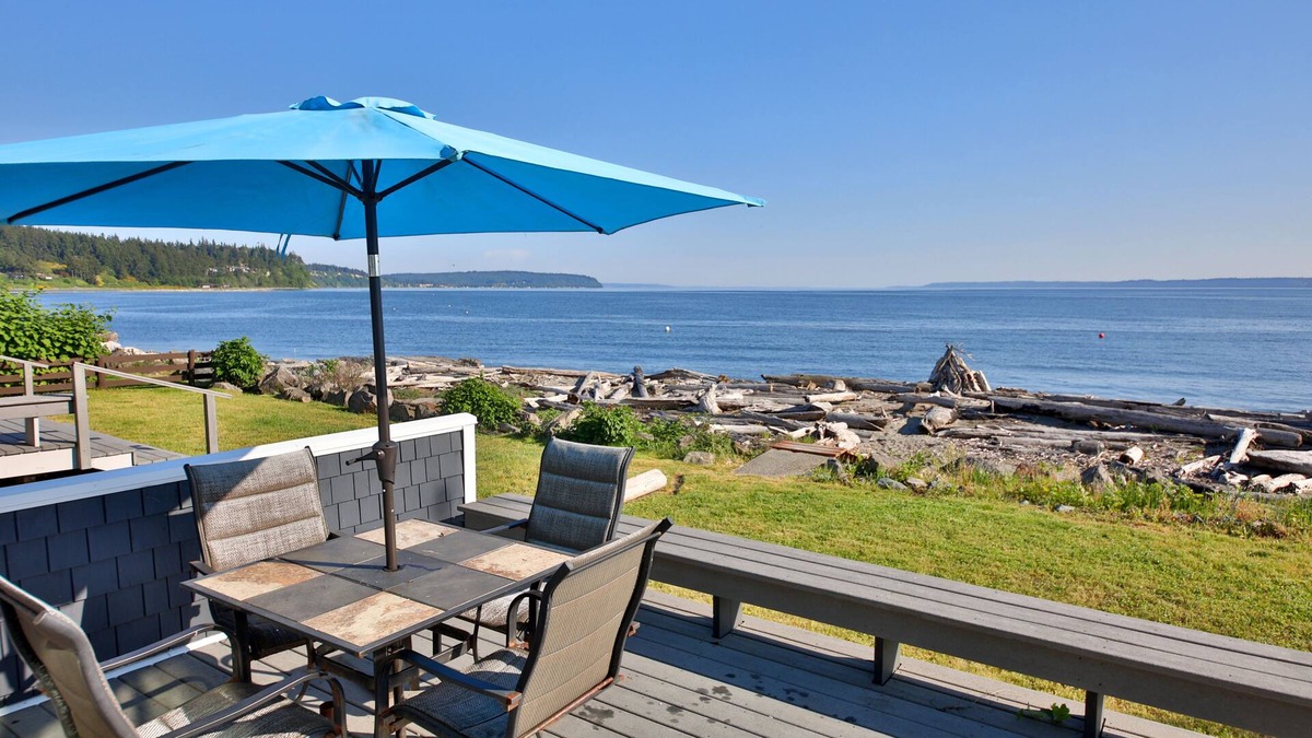 Clinton House | Beautiful, custom 4 bedroom beachfront home on Sunlight Beach, Useless Bay.