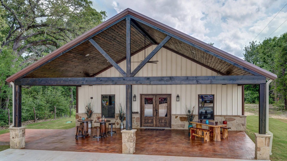 Caldwell House | Beautiful custom barndominium perfect for Aggie game day, events and getaways!