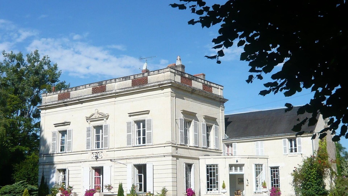 Neuille House | Beautiful Demeure In A Private Park, With A Pool, Great For Family Holidays