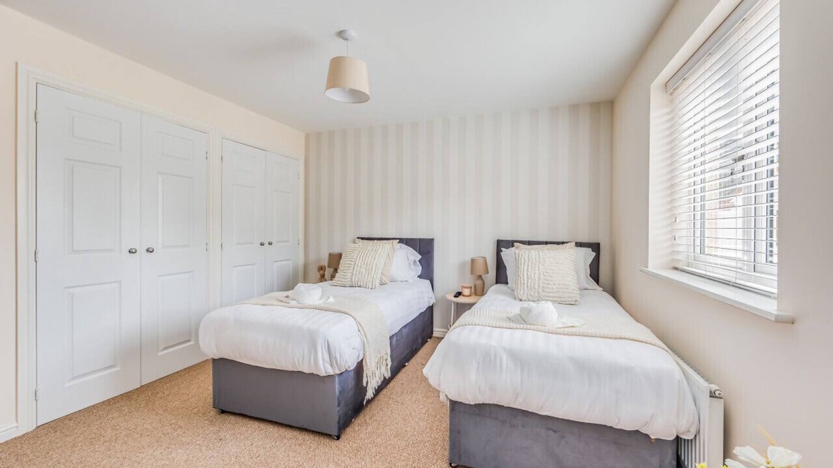 Upton House | Beautiful Detached House Free Parking SmartTVs Fast Wifi Office