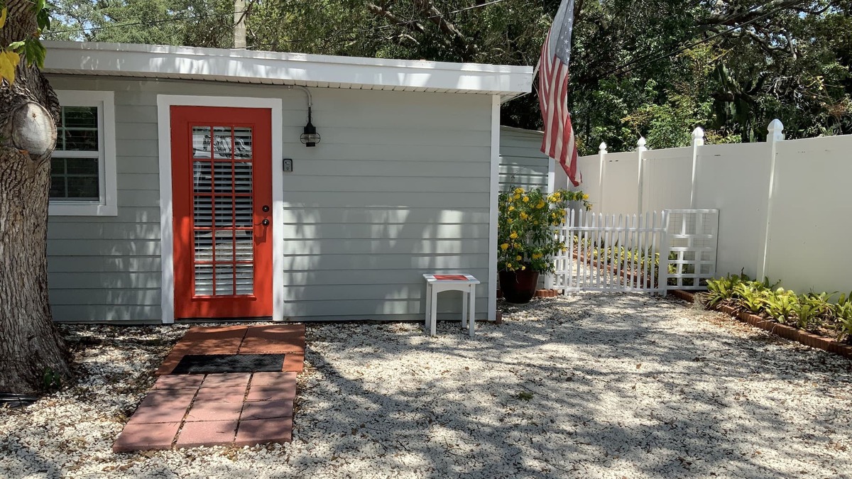 Palm Harbor Apartment | Beautiful Detached Remodeled Cottage Studio/Downtown Palm Harbor.NON FLOOD Zone