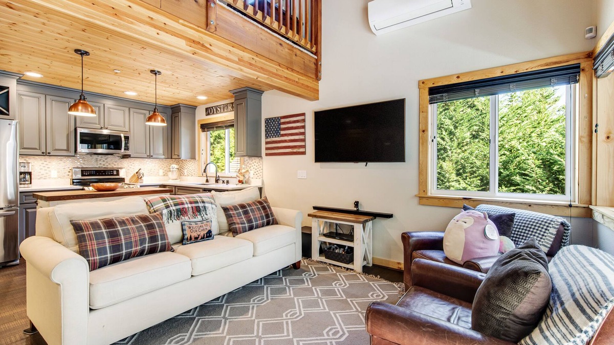 Lilliwaup House | Beautiful Dog-Friendly Secluded Home W/Private Hot Tub, Gas Grill & More
