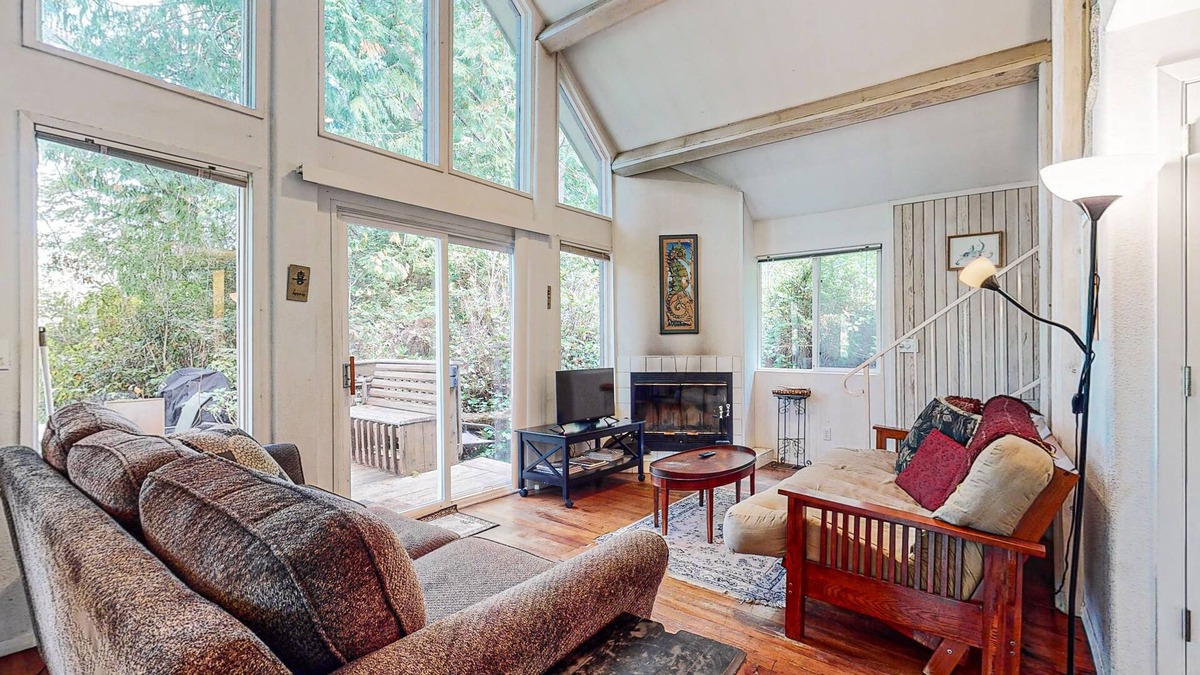 Florence Apartment | Beautiful Dog-Friendly Home on the Lake - Great Views & Private Dock