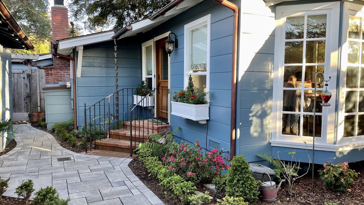 Southeast Carmel House | Beautiful Downtown Carmel”Marley Cottage” 2bd/2ba+Den+Hot Tub- Great Rate!