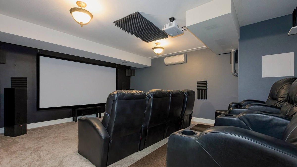 Gaston House | Beautiful Downstairs with Theater in Heart of Premiere Oregon Wine Country