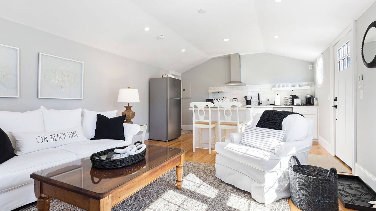 Chatham Apartment | Beautiful Downtown Chatham 1 Bed, Close to the Beach - Newly renovated + Patio