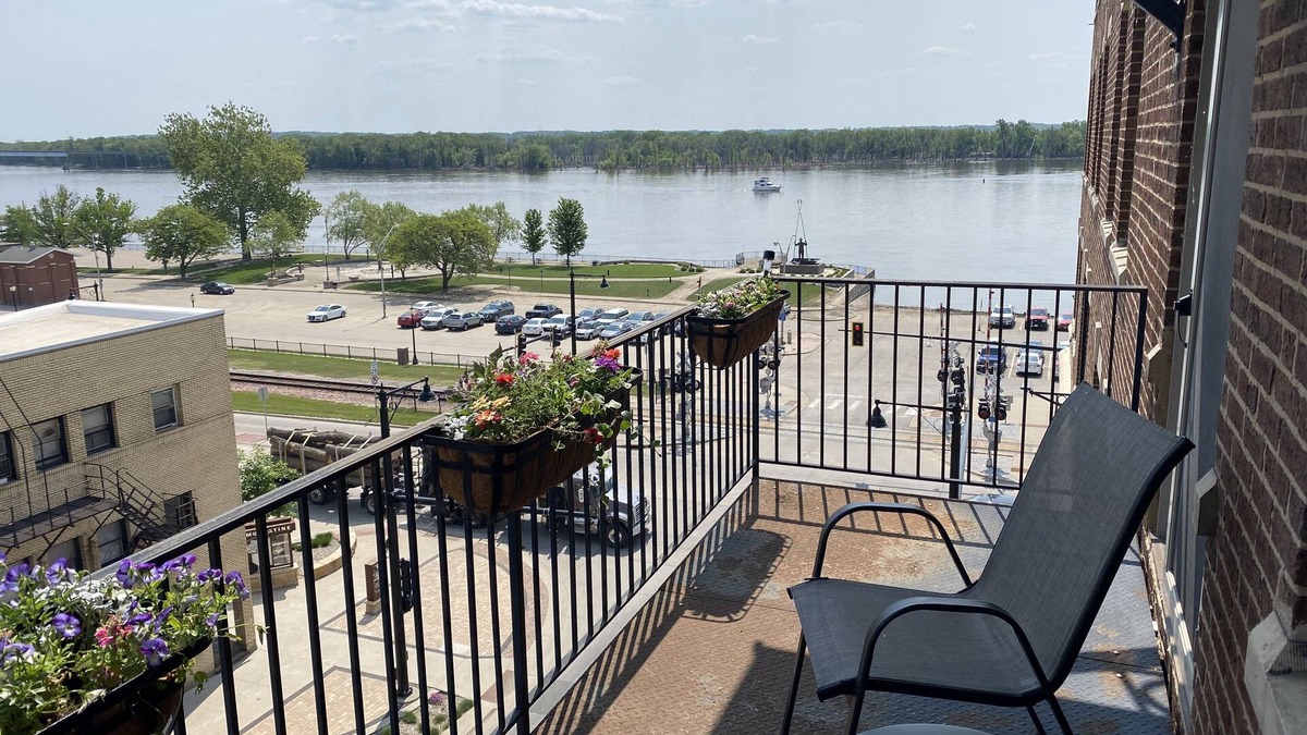 Muscatine Condo | Beautiful Downtown Condo over looking the River