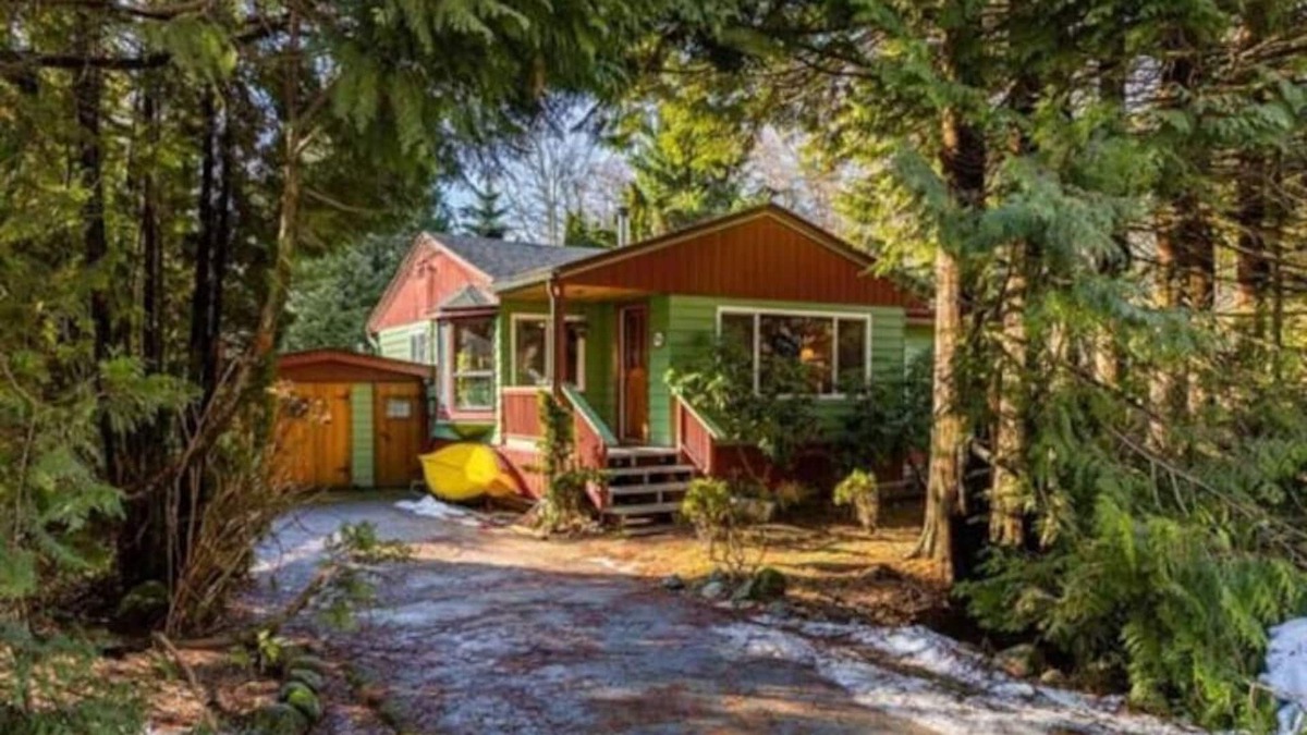 Squamish Cabin | Beautiful Downtown 'Forest' Cabin with hot tub