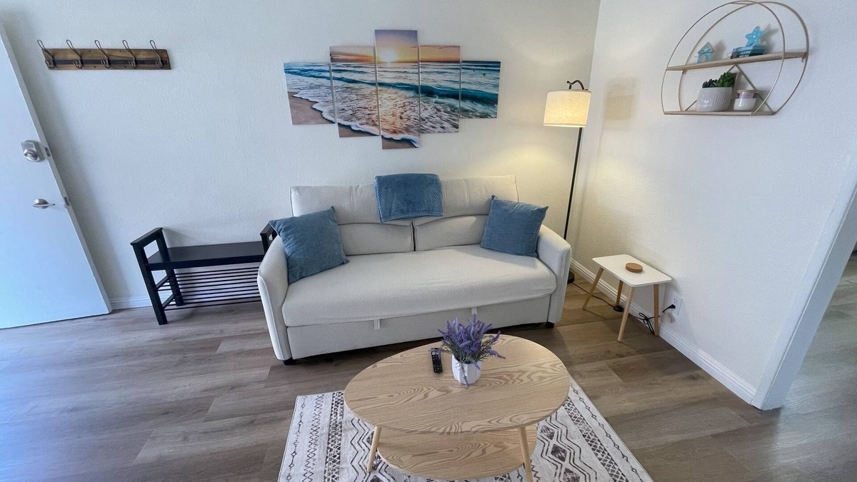 West Gateway Apartment | Beautiful Downtown Long Beach Retreat w/Parking and WiFi