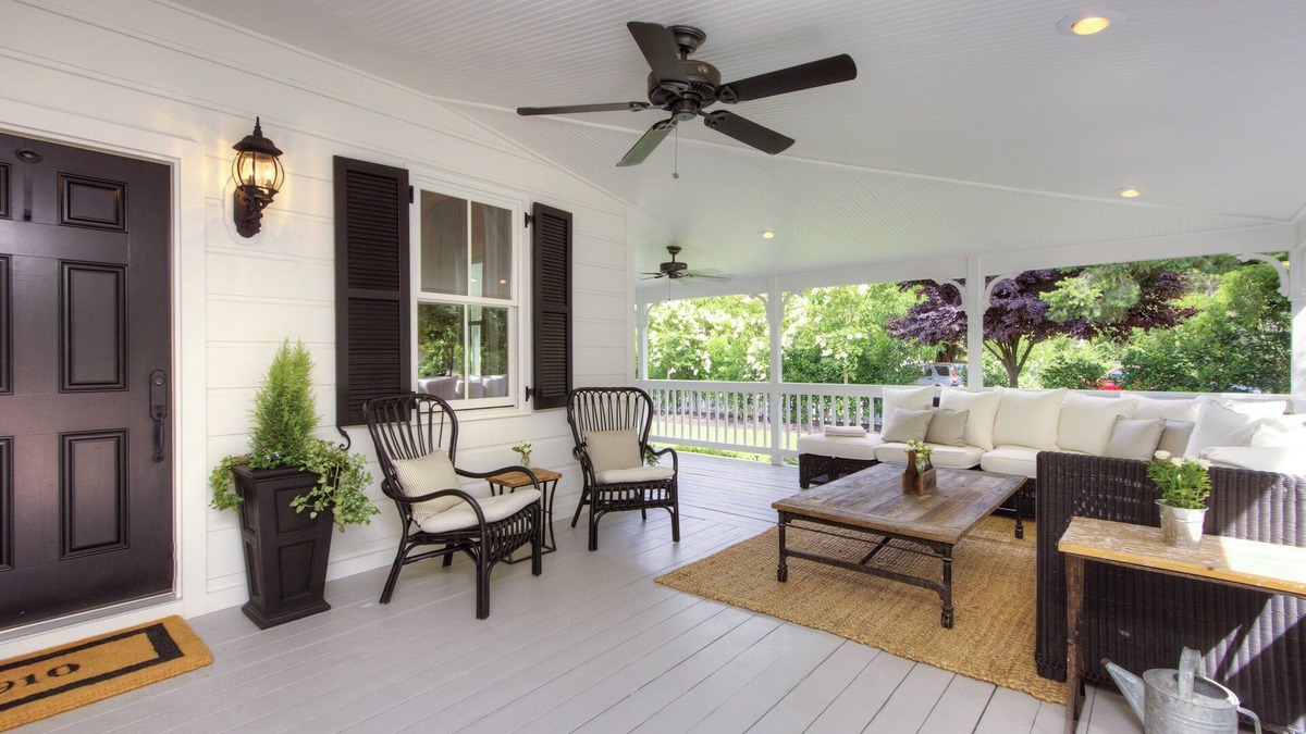 St. Helena House | BEAUTIFUL DOWNTOWN SAINT HELENA FARMHOUSE