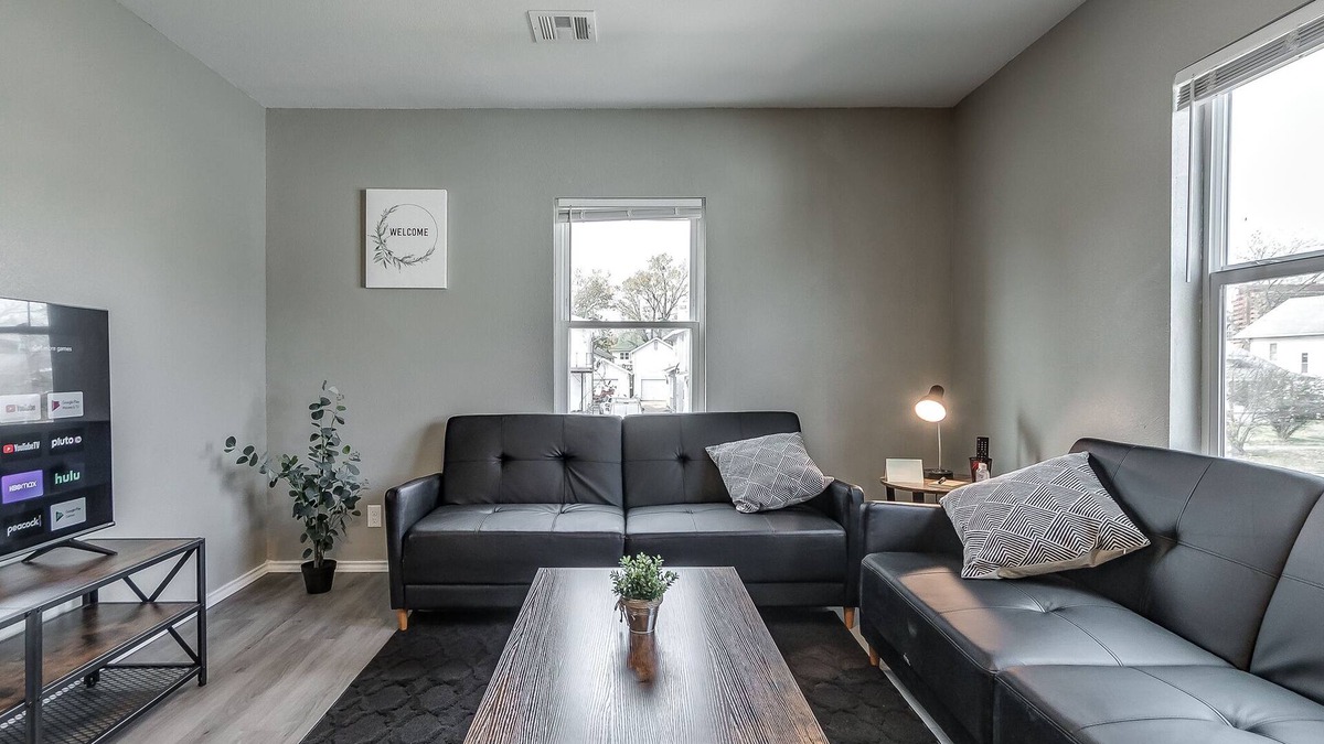 Bartlesville House | Beautiful Downtown modern 1 BR. 1 BA Washer+ Dryer