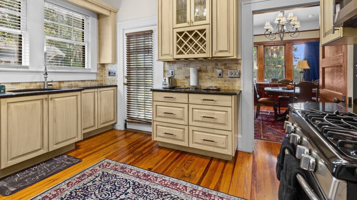 Duckpond Apartment | Beautiful Downtown 2 BR Home w/Yard