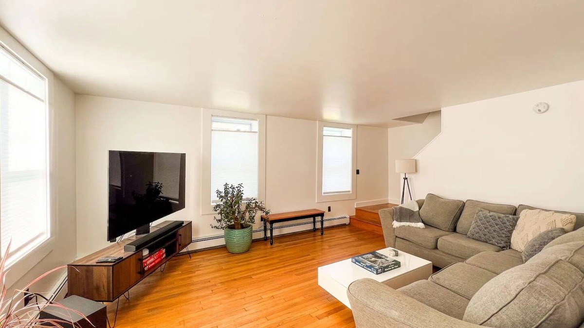 Eastern Vermont House | Beautiful Downtown 3 Bedroom 1 & 1/2 Bath/High Speed Internet/Cable/Desk