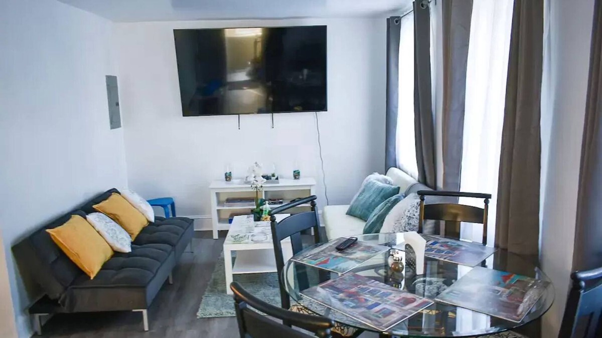 Upper Darby House | Beautiful Duplex Apt - 4 Br - 75in TV - 1,000 Sq Ft - Philadelphia suburb