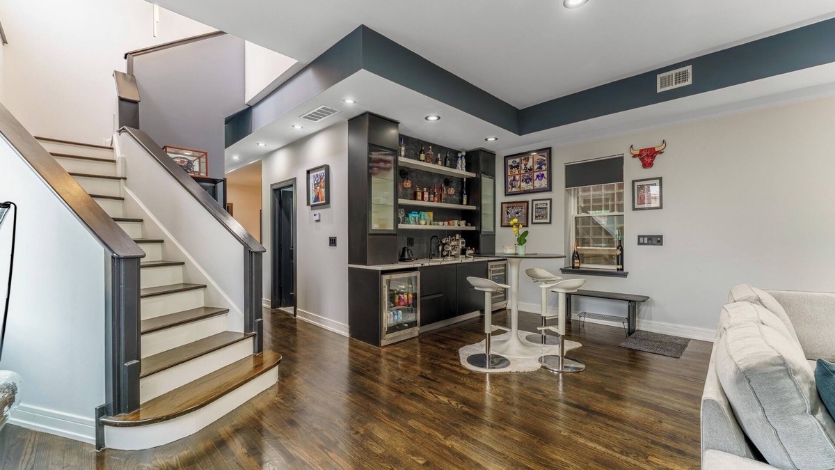 West Bucktown House | Beautiful duplex in the heart of bucktown.