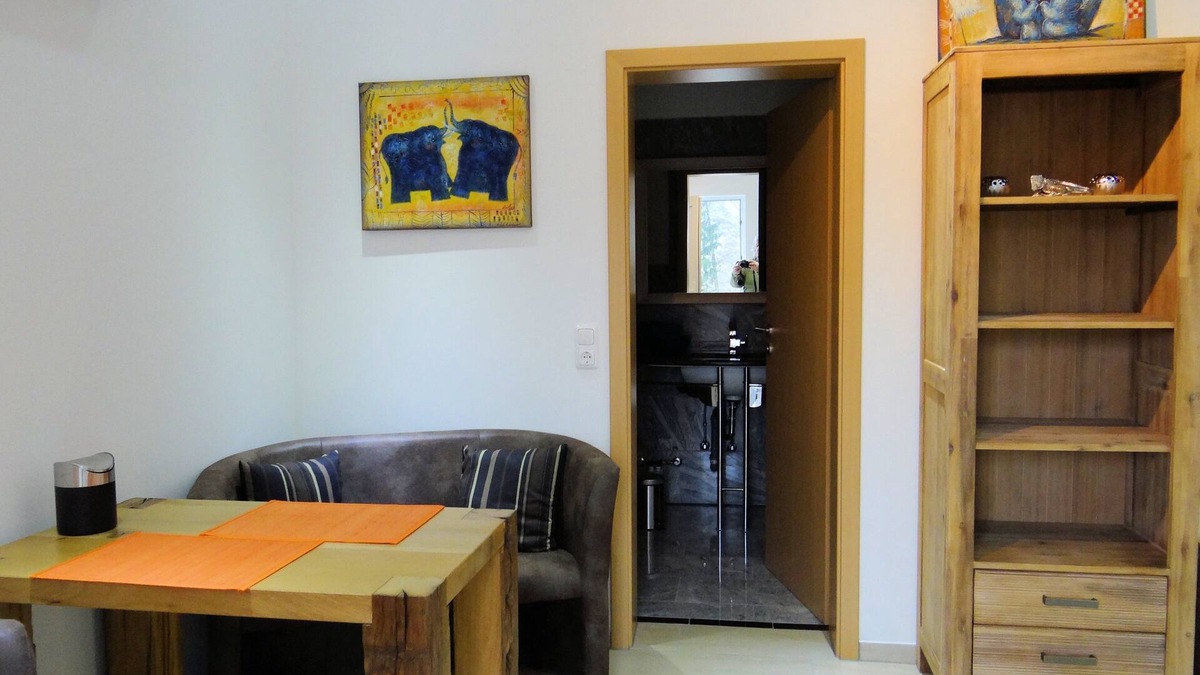 Hassloch Apartment | Beautiful Eckwinkelzimmer with Alcove
