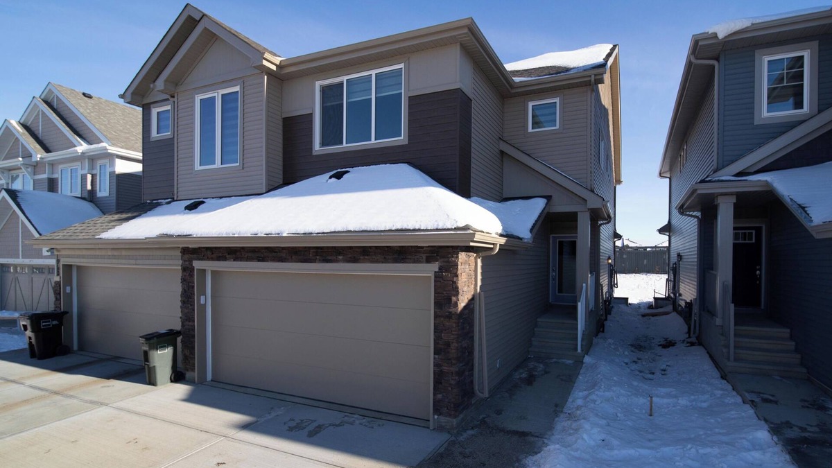 Leduc County House | Beautiful Elegant Home Sleeps 10! (With AC)