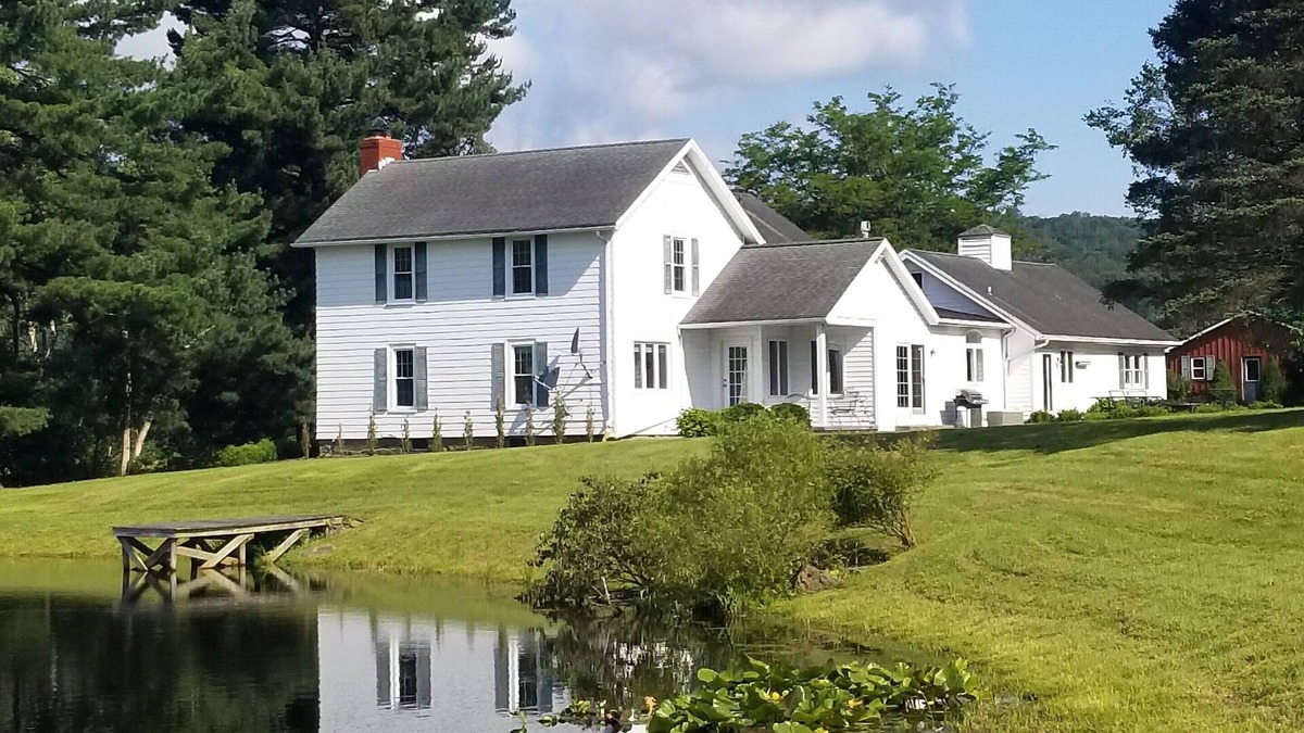 Salamanca Apartment | Beautiful Ellicottville Scenic Farmhouse minutes from Town!