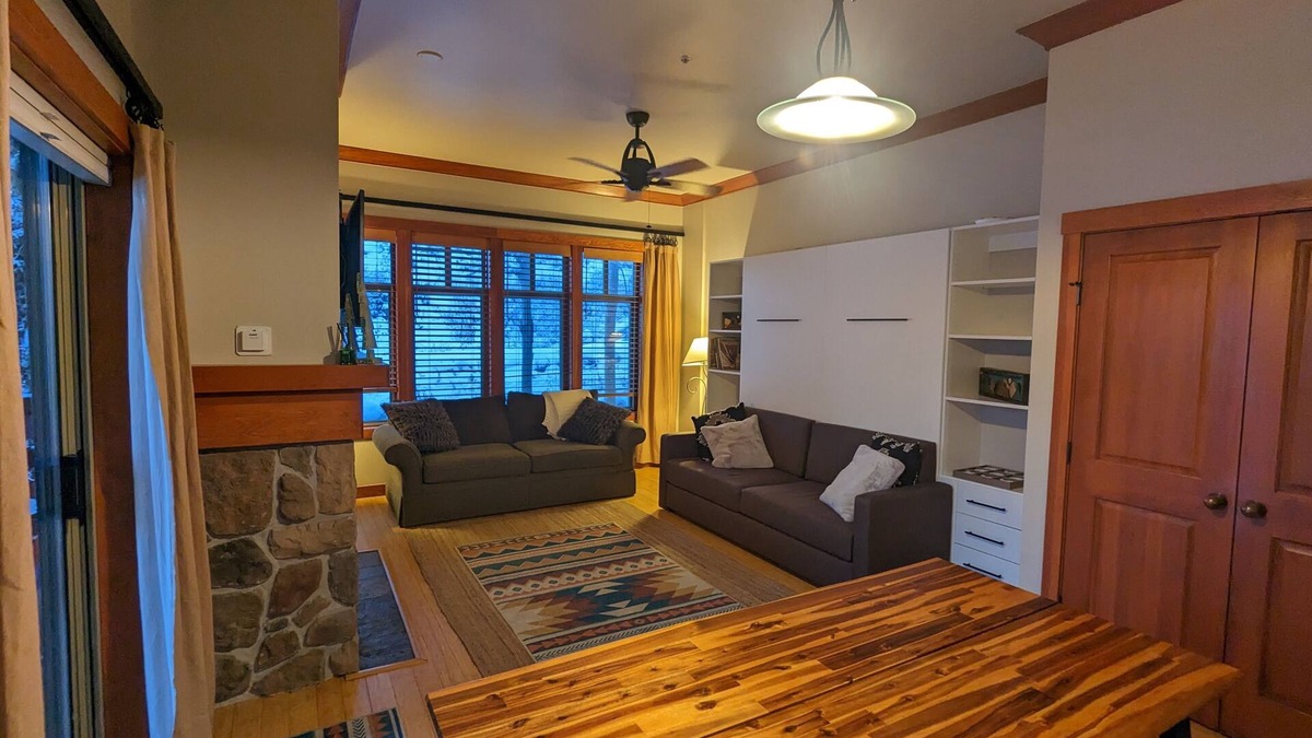 Salt Lake Mountain Resorts Condo | Beautiful End-Unit with Private Balcony and hot tub + pool.