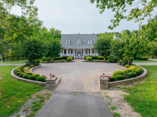 McCain House | Beautiful Estate in 19 acres of land in Apex