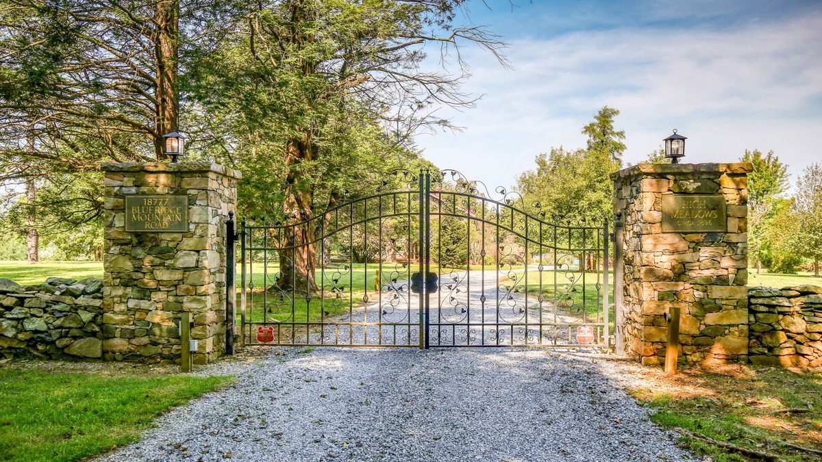Bluemont Villa | Beautiful Estate Nestled in the Blueridge Near Bluemont Wine Country