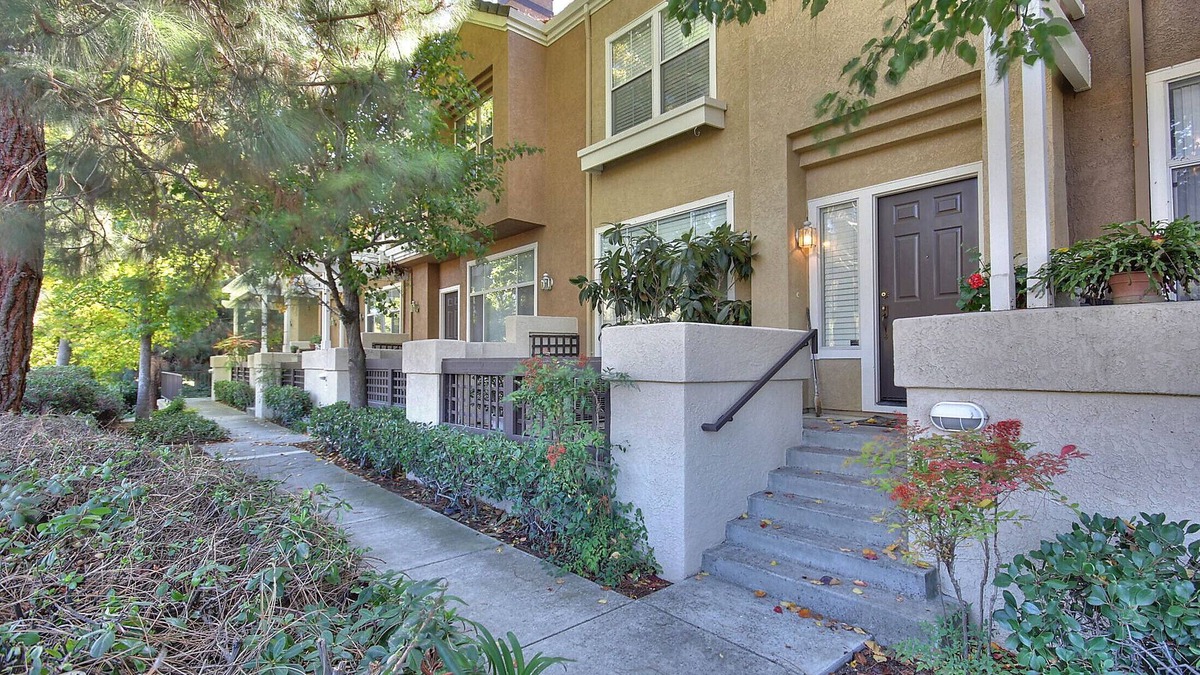 River Oaks House | Beautiful Executive Office Townhouse Next to a Quiet Walking Trail