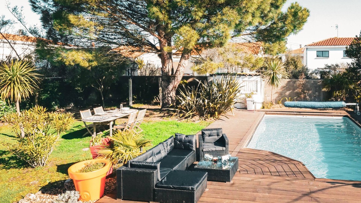 Chateau-d'Olonne Ski Chalet | Beautiful Family and Vacation Home with Pool – 8 Guests