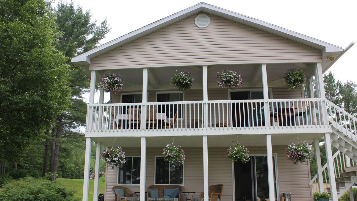 Notre-Dame-du-Laus House | Beautiful Family Lake Home