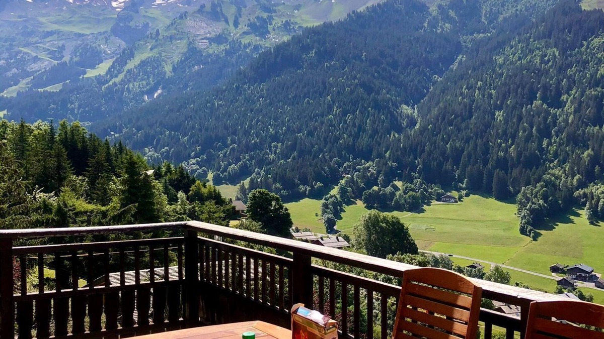 La Clusaz Ski Chalet | Beautiful family chalet for 10 people - large south-facing terrace!