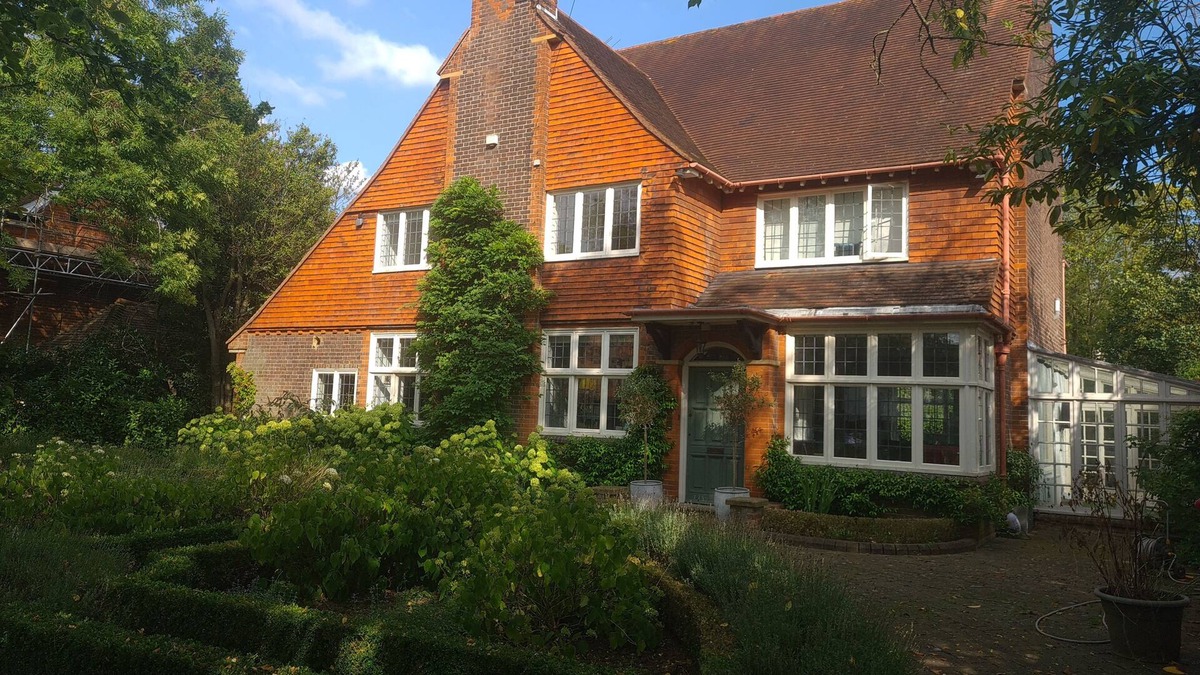 Hillingdon Villa | Beautiful Family Holiday Home-bond