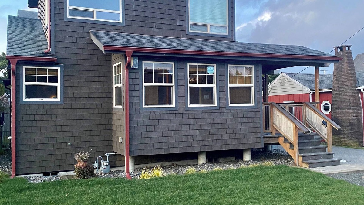 Seaside House | Beautiful Family Home, Less than one Block to the Beach