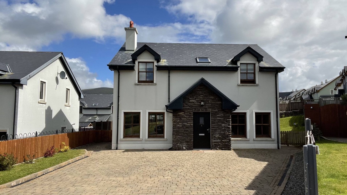 Dingle House | “Beautiful, Family Only, Pet Friendly, Harbour Views”