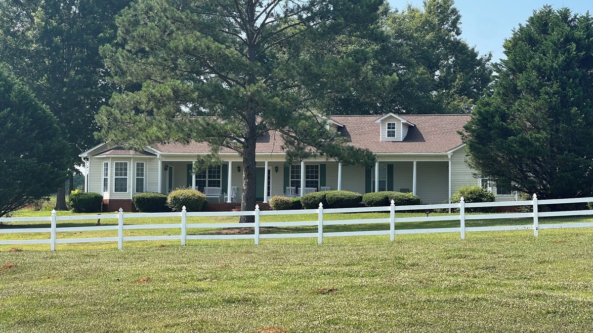 Skipperville House | Beautiful family-sized retreat near Troy University. Large Porch & Cozy Patio!