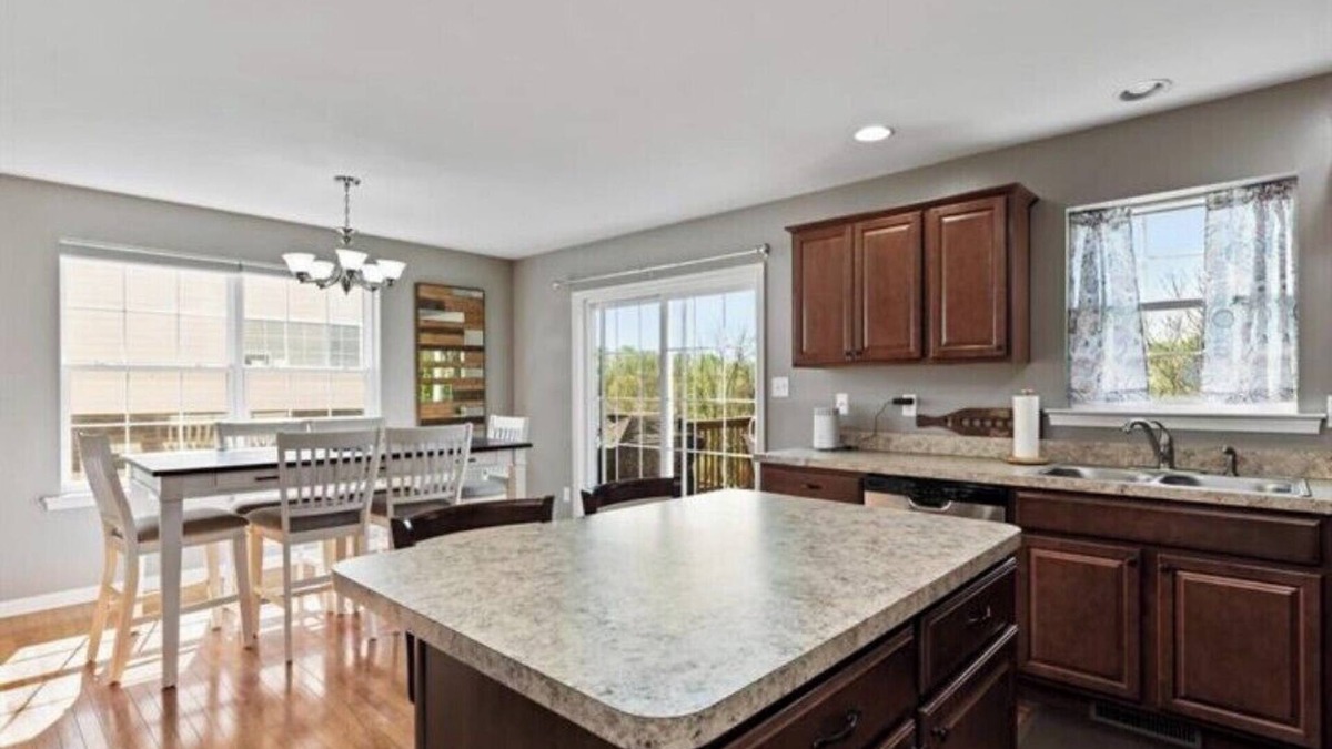 Harrisburg House | Beautiful family Townhome minutes to Hershey Park, Athletic Fields & Attractions