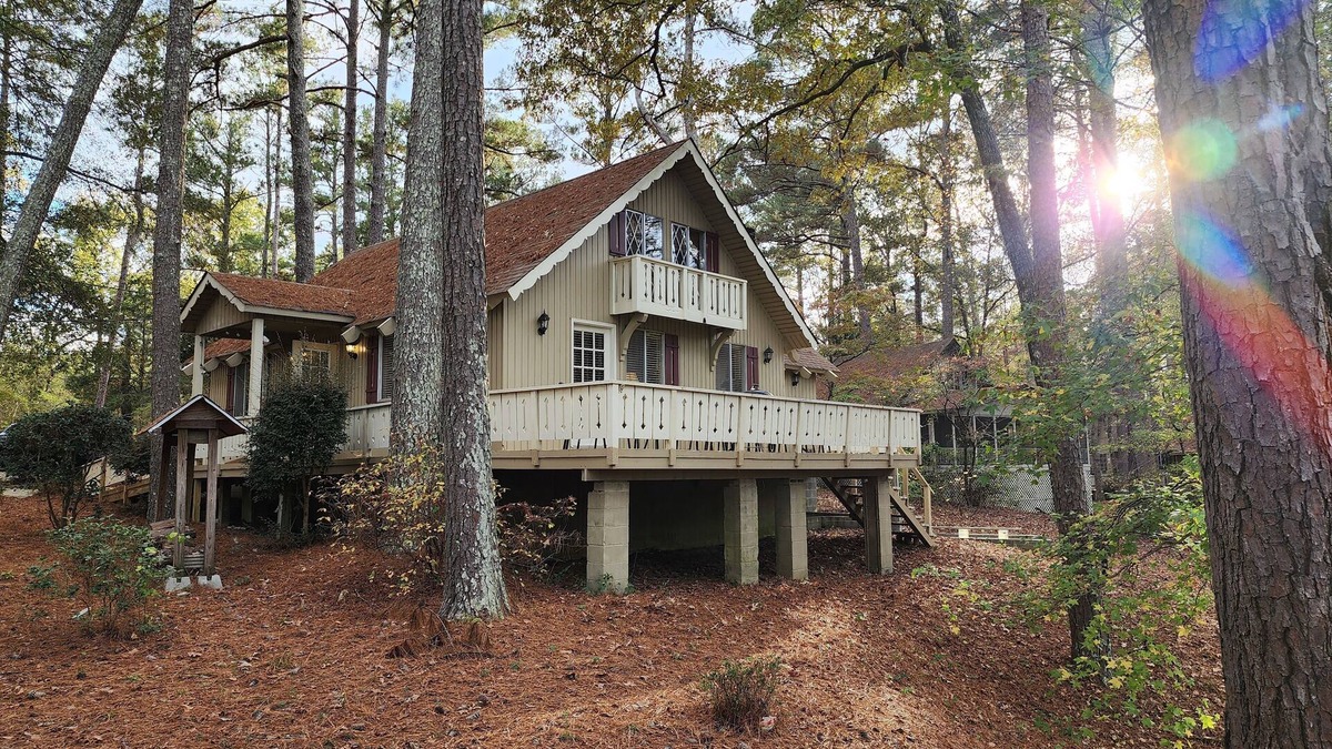 Pine Mountain Ski Chalet | Beautiful family friendly 4 bedroom Resort Chalet with Fireplace