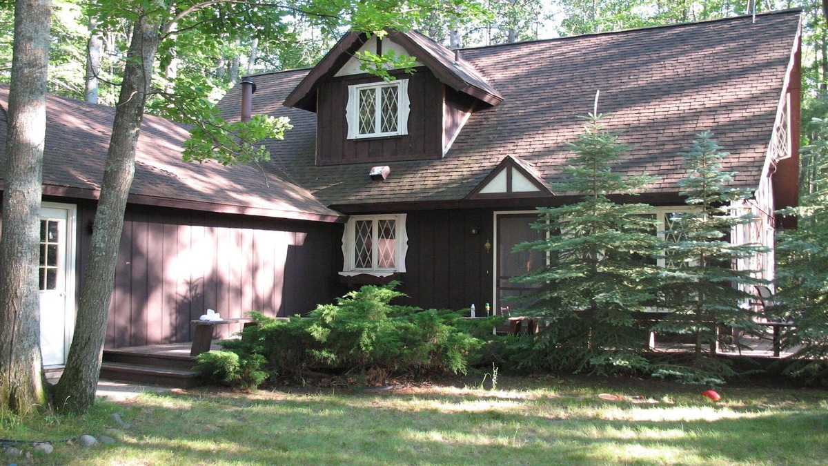Frederic Cottage | Beautiful Family Winter Ski Cottage. Located on a private lake.