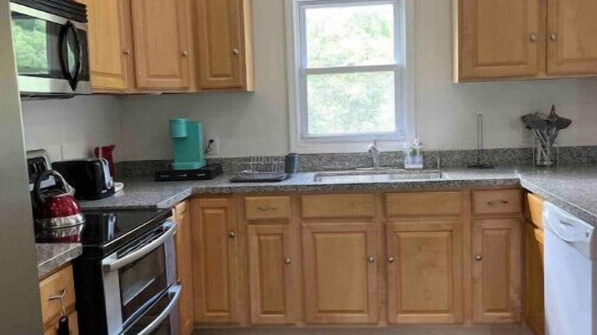 Greenfield Park House | Beautiful Farmhouse, 6 bedrm, pond, woods, firepit