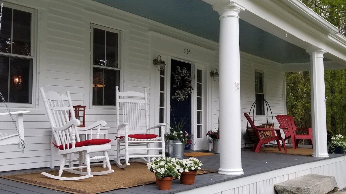Edgecomb House | Beautiful farmhouse on the Boothbay Peninsula! Leaf peeping and Gardens Aglow!