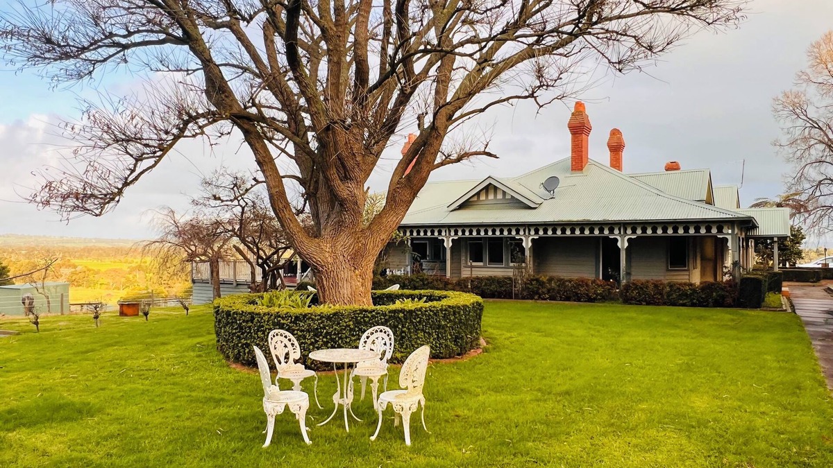 Bunyip House | Beautiful Federation Residence for 16 Guests (A perfect venue for weddings)