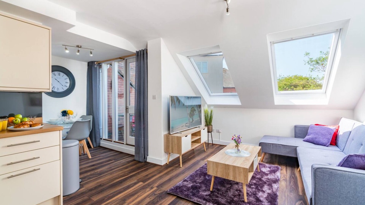 Andover Apartment | Beautiful Flat In Town Center With 55" Smart TV + Netflix