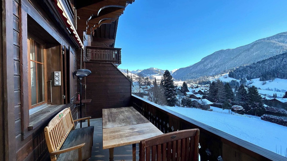 Rougemont Apartment | Beautiful Flat With Traditional Architecture