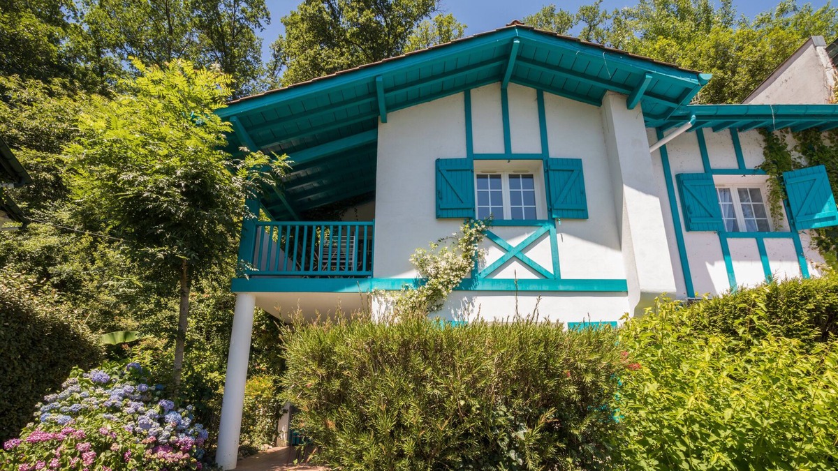 La Bastide-Clairence Apartment | Beautiful typical Basque apartment in residence with swimming pool