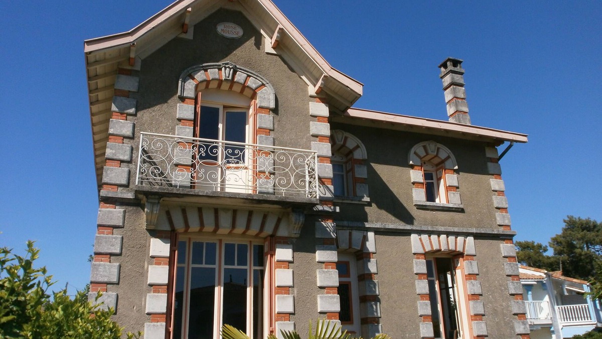 Meschers-sur-Gironde House | Beautiful villa, 1930's, 5 mins walk to beach and all shops. Wifi, 12 p, 5 ch.