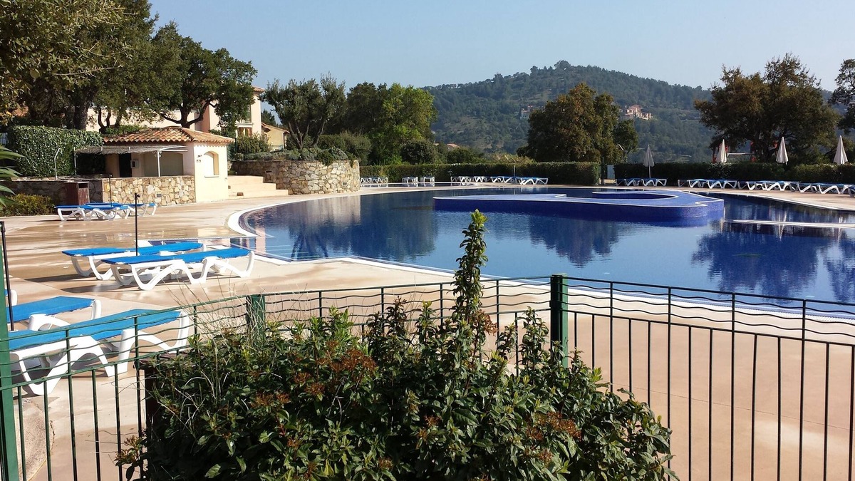 Les Issambres Apartment | Beautiful 2 room apartment in a quiet area overlooking the bay of St Tropez, large swimming pool.