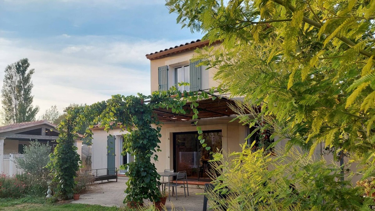 Saint-Etienne-du-Gres Villa | Beautiful contemporary villa with pool, near Saint Remy, at the foot of the Alpilles