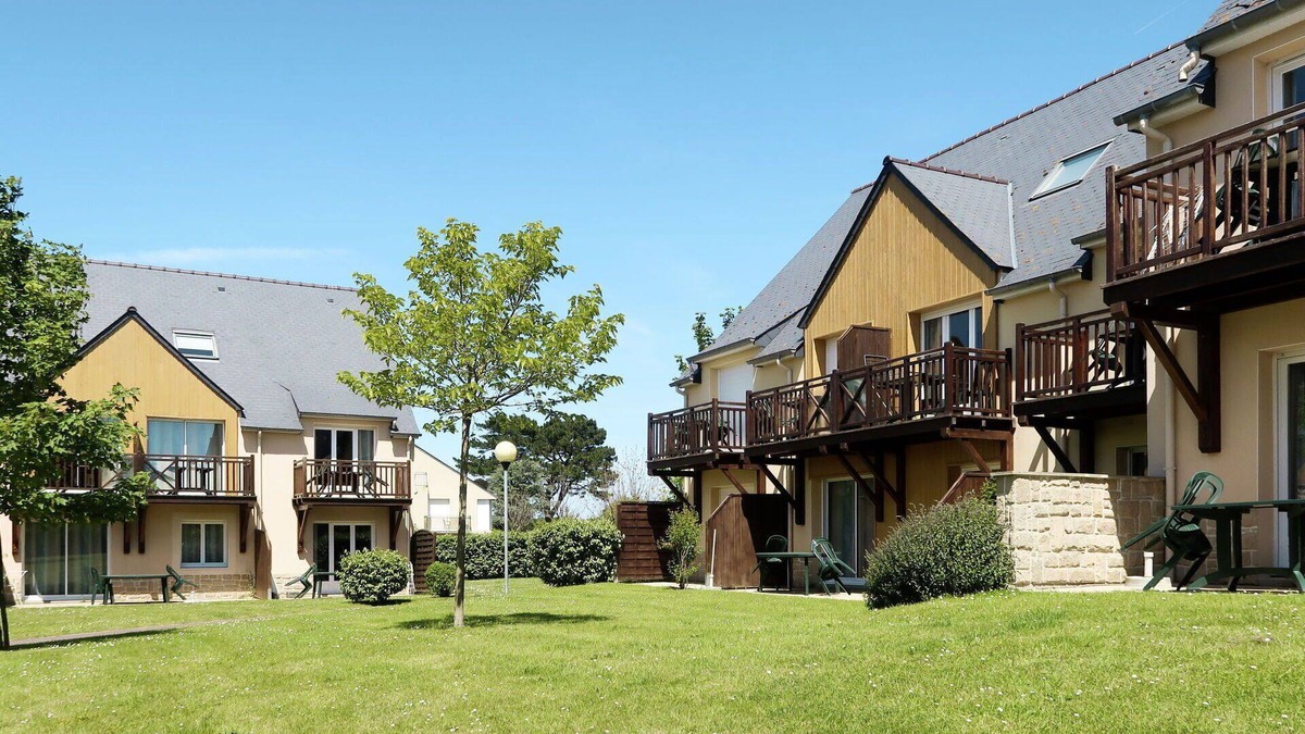 Saint-Briac-sur-Mer Apartment | Beautiful apartment for 4 people with pool, WIFI, TV, terrace, pets allowed and parking