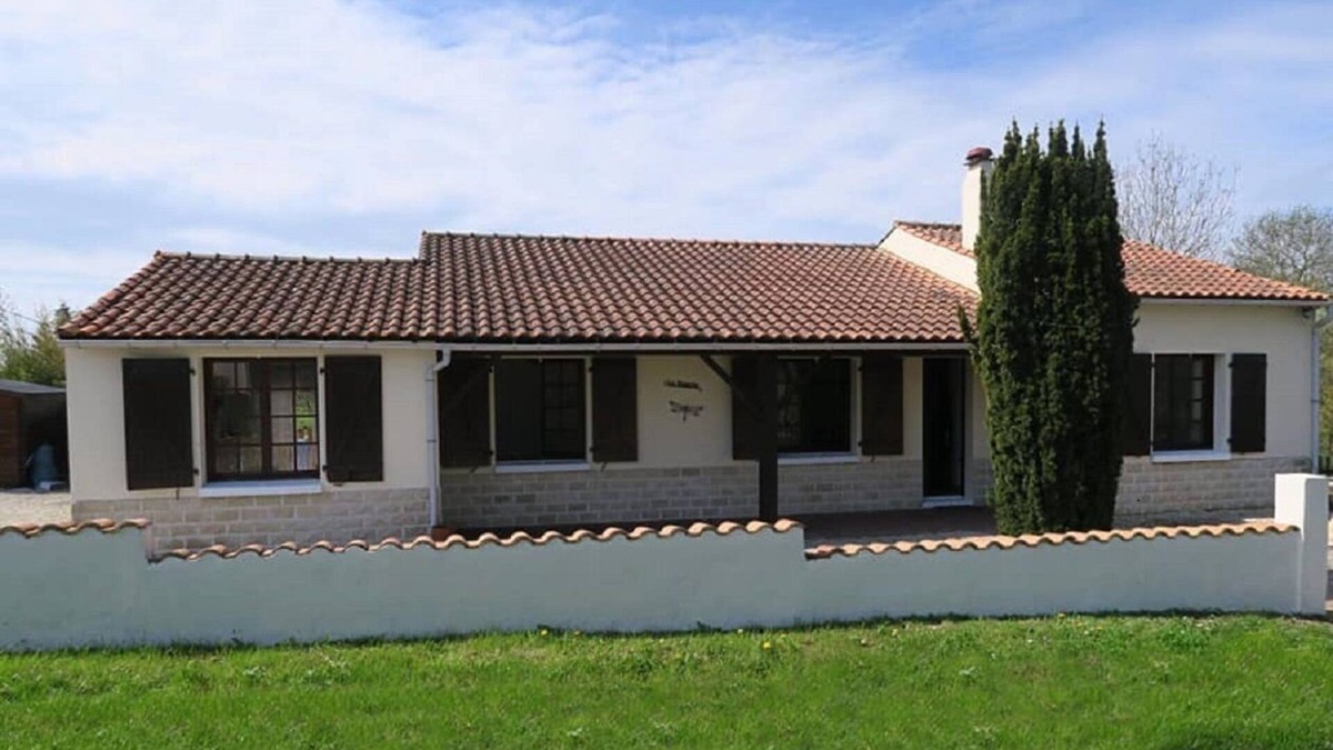 Saint-Denis-du-Payre Villa | Beautiful Villa with heated pool - just 10 minutes from the sea!